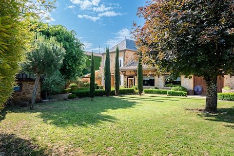 GLEIZE, Close to all amenities: (shops, schools, A6 access, SNCF train station), elegant property in golden stones in the Tuscan spirit, nestled in a pretty hamlet: past the door, it is a real delight for the eyes: rare are the gardens so neat, thoug...