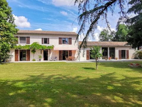 Located just a few kilometers from the thriving medieval town of Melle, this super south facing stone property has 229m2 of living space and benefits from wood and aluminum double-glazed windows, oil-fired central heating, a conforming septic tank an...