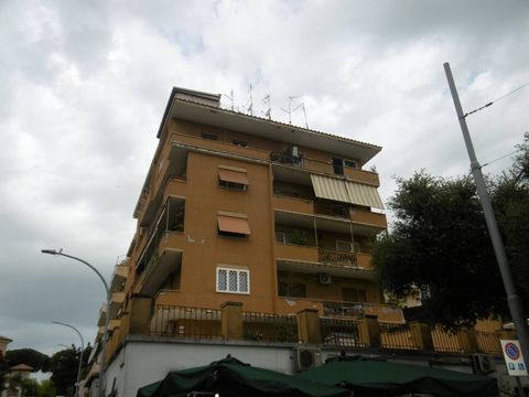 Città Giardino, in de buurt van Piazzale Adriatico en precies in de residentiële Via Monte Pelmo, bieden wij de verkoop aan van een interessante kale woning met een 70-jarige vruchtgebruiker. De woning is gelegen op de eerste verdieping in een gebouw...