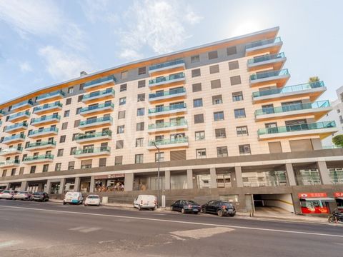 Garage souterrain privé dans une copropriété moderne avec sécurité 24 heures sur l'Avenida Infante Santo, à Estrela, à Lisbonne. Le garage a plusieurs accès et un ascenseur. Sit sur l'Avenida Infante Santo, avec plusieurs types de transports en commu...