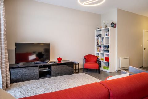 Ampio appartamento con 2 camere da letto, di recente costruzione, nella via principale di St-Idesbald (tra De Panne e Koksijde) con tutti i comfort. Vicino a negozi e ristoranti. Piano terra, ascensore, garage, riscaldamento a pavimento, wifi e tv di...