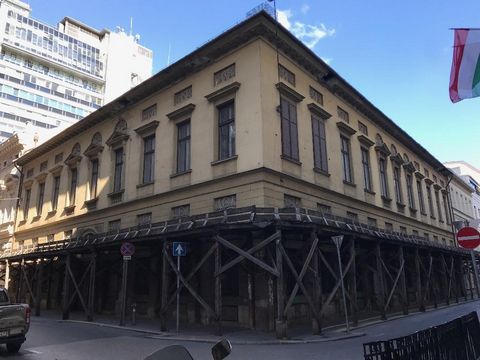 Un'opportunità unica per l'acquisto di un intero edificio nel quartiere V. di Budapest che necessita di una ristrutturazione completa. Può essere trasformato in un hotel, in un condominio o in uffici Solo richieste serie