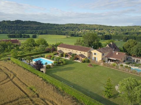 Situated in a blissful country setting on a plot of 6000m² with breath-taking views of the Dordogne and the heights of the village of Trémolat, this property offers beautiful and luminous spaces. The small medieval town of Lalinde with all its shops ...