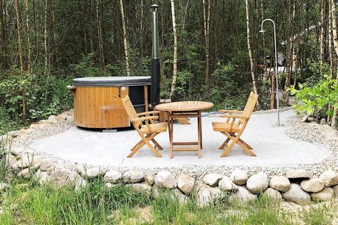 Dieses 2023 erbaute Ferienhaus, mit modernem Badezuber für bis zu 5 Personen, bietet eine gelungene Mischung aus angenehmer Wohnatmosphäre und gutem Handwerk. Es liegt mitten im Wald und dennoch nur ca. 250 m vom Wasser am wunderschönen Hjarbæk-Fjord...