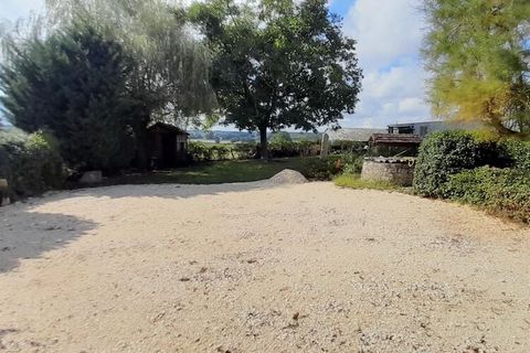 Zatrzymaj się w tym przytulnym domu wakacyjnym w spokojnej okolicy we francuskim regionie Burgundii. Posiada ładny ogród i taras na dachu, gdzie można rozpocząć dzień relaksując się przy filiżance kawy lub herbaty. Idealny na wakacje z rodziną.Okolic...