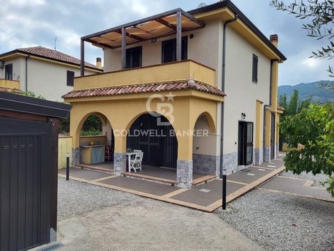 Torchiara, wir bieten zum Verkauf einen Teil einer Villa in strategischer Lage an, nur 1,5 km von Agropoli entfernt und in der Nähe aller wichtigen Dienstleistungen. Das Anwesen befindet sich in der ruhigen Stadt Case Bianche und bietet eine ruhige u...