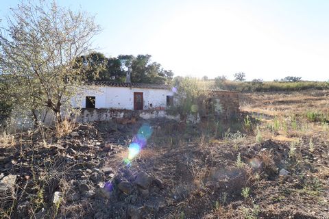 Ruin with a gross area of 87.80m2, has an oven, inserted in a plot of land with a total area of approximately 1738 m2. The rustic land with approximately 3138 m2, has an agricultural storage room with 25.30 m2. Located in a very quiet countryside wit...