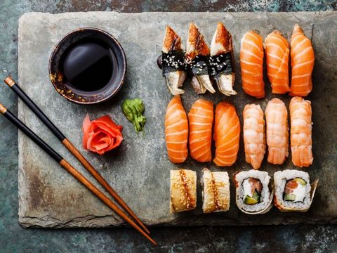 SUSHI & NOODLE BAR -- DOCKLANDS -- #5299330 Sushi shop * Located in DOCKLAND * $9,000 per week with liquor license * Reasonable weekly rental, long-term lease of 10 years * Fully managed, 60 seats * Only open for 5 days, short operating hours