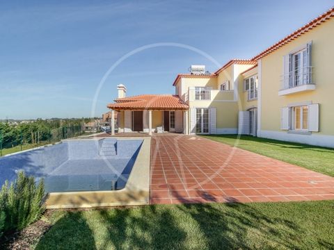 Excellent villa with 3 floors, of traditional Portuguese architecture, finished in 2021, construction with high quality materials. Inserted in a plot of 1,900 sqm, it has a gross area of 290 sqm, whose divisions are quite generous. It is in a new urb...
