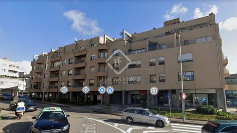 Commercial space with a window with good exposure and terrace, located in Lordelo do Ouro, in an area with a lot of movement and visibility. The space comprises a large 90 m 2 business area, a support bathroom and a 100 m 2 terrace, facing south. It ...