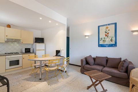 Discover this cosy apartment that can comfortably accommodate a family or a group of friends. It is located amid vineyards, 10 km from the sea. From Wednesday to Sunday evening, you can enjoy the tastiest meals on site, as the owners run a local kitc...