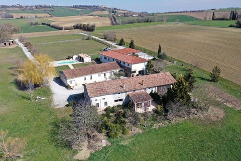 In the countryside of Lauragais, quiet and with very clear views, come and discover this real estate complex made up of several dwellings in the heart of more than 6 hectares. 2 large residential houses face each other (about 150 sqm each), one on on...