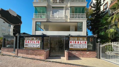A commercial estate covering a closed area of 500 square meters, situated on a bustling street in Antalya-Muratpaşa, Şirinyalı District This workplace presents a lucrative opportunity for potential investors due to its prime central location, spaciou...