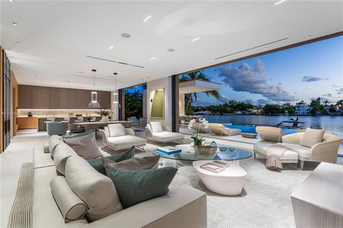 Esta propriedade de 2 andares projetada por Ralph Choeff à beira-mar na Ilha Hibiscus com guarda realmente simboliza a vida de luxo em Miami Beach. A propriedade possui 7BR/7+1BA, situada em um lote meticulosamente paisagístico de 15.750 SF, com vist...