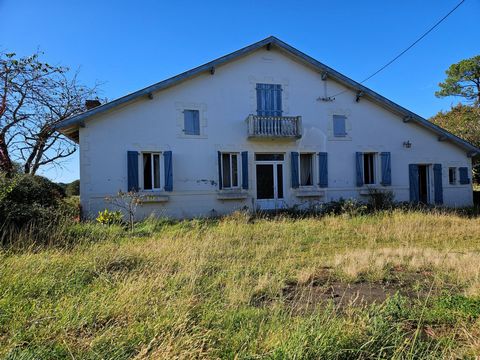 Lovers of Traditional Landes Farms and renovation, this house is made for you! Many possibilities for this house in Chalosse and its outbuildings: investments, gite, large family... Built on a plot of more than 4700m2, this building will satisfy you ...