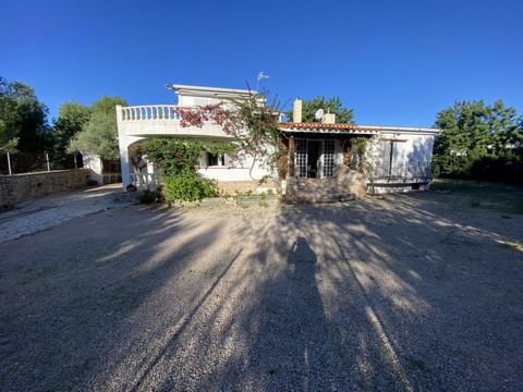 Villa for sale in Sant Carles de la Rapita, Costa Dorada. Finca of 1,359 m2 with a house of 180m2 and a warehouse of 25m2. The house is divided into two floors. On the ground floor is the living room, open kitchen, living room with fireplace, 3 doubl...