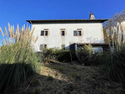 In the town of St Jean-de-Luz, chantaco district. Close to shops, schools and the city center less than 10 minutes by car. In a magnificent Basque farm from the end of the 18th century divided into a small condominium of 6 lots, find this beautiful p...