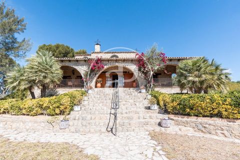 411 sqm house with Terrace and views in Mas Camarena, Betera.The property has 5 bedrooms, 3 bathrooms, swimming pool, fireplace, parking space, fitted wardrobes, laundry room, balcony, garden, heating and storage room. Ref. VV2304022 Features: - Swim...