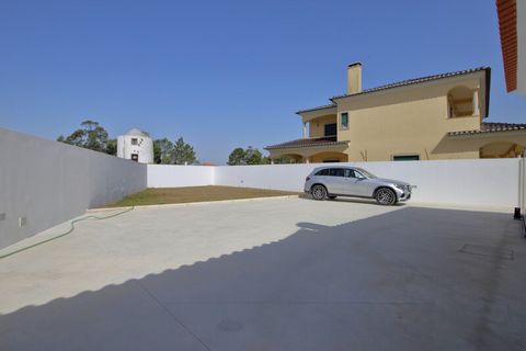 Located in Costa de Prata. T3 single storey house; Inserted in a plot of 476M2; Fully renovated including electricity and plumbing; Overlooking Serra DAire and Candeeiros; Located 2 minutes from all shops and services; Hall with pantry and technical ...