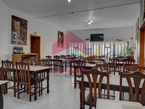 Restaurant/Barbecue, ex-libris of Vila do Bombarral. With recent works, consisting of five dining rooms with natural light and respective sanitary facilities, kitchen and cold rooms. Several storage areas. Around 200 seats. Rustic and traditional dec...