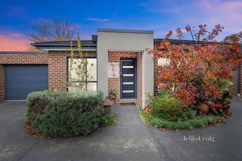 Effortless easy-care allure with a distinct sense of sanctuary, this sophisticated unit is quietly poised in a boutique block of just four in a leafy Kilsyth pocket that backs on to Pinks Reserve. Perfect for first home buyers or downsizers, the loca...