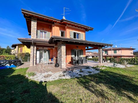 In Moniga del Garda, convenient to the center and the main services, GardaHaus Padenghe offers single-family villa with private garden of 400sqm in excellent residential area excellent as a main residence, vacation home or for investment use for tour...