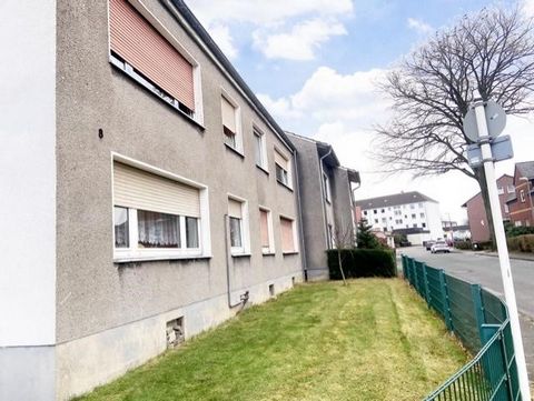 This property from 1966 is located in Marl Brassert, in a purely residential area. The total living space of 226 m² is divided into four residential units. On the ground floor and on the upper floor there is a 52 m² apartment with 2.5 rooms each and ...