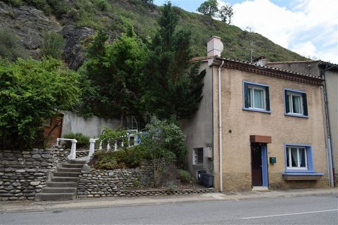 Small end of terrace house ready to move in near the town center of Quillan with exterior courtyard. Entrance to fitted kitchen of 11.04m², living/dining room 18.05m². On the 1st floor a hall opening onto 2 bedrooms of 14.46 and 14.43m², separate toi...