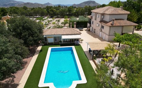 Villa Exclusiva en Monóvar, Alicante: Un Oasis de Lujo y Comodidad Descubre esta espectacular villa en Monóvar, Alicante, un refugio de lujo que combina comodidad moderna con el encanto del entorno natural. Esta propiedad única es perfecta para aquel...