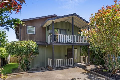 Incredible John's Landing duplex perfect for owner occupant or investor. Spacious mirroring up/down units with 2 beds and 1.5 baths. Each unit features bamboo flooring, private laundry, deck & outdoor spaces. 6116 is move in ready with new interior p...