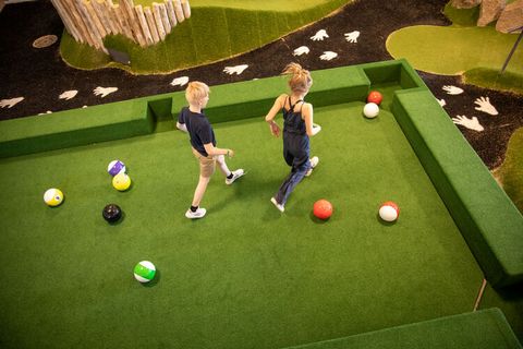 Wohnen Sie in diesem fabelhaften Ferienhaus in Lalandia in Rødby direkt an der Ostsee! Nach einem herrlichen Tag beim Planschen im Lalandia Aquadome und all den Abenteuern in den Arkaden ist es schön, in das eigene Ferienhaus zurückzukehren und ein w...