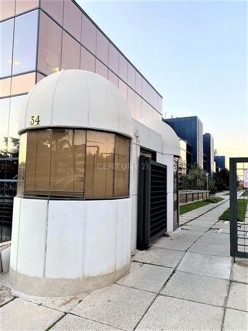 OFFICE SPACE IN AVENIDA EUROPA Excellent office, with unbeatable location in Avenida Europa. Premises with a constructed area of 330,1 m² located in Aravaca in the town of Madrid. It has good accesses and is well communicated. Area with absolutely al...