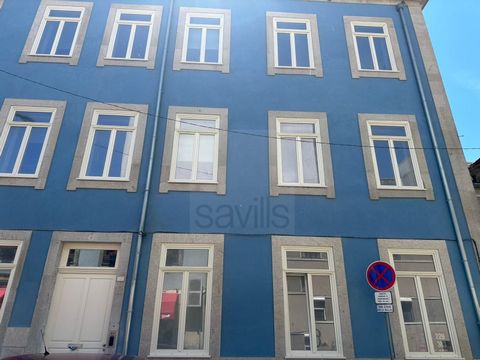 1-bedroom duplex flat in Matosinhos comprising an entrance hall, bathroom and open-plan living dining room and kitchen. On the upper floor there is a suite with dressing room. Flat in a fully refurbished building with 1 commercial space on the ground...