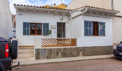 Dieses kleine Haus, im mallorquinischen Dorfstil gebaut, hat einen direkten Zugang zur Straße durch eine vordere Terrasse und eine Gasse, die direkten Zugang zum Hinterhof und Garten ermöglicht. Das Haus hat eine Gesamtfläche von 89m2, aufgeteilt in ...