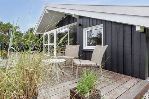 Cottage curato e adatto alle famiglie situato su un terreno recintato in una strada senza uscita a Grønhøj in un ambiente naturale molto bello vicino alla spiaggia e al Mare del Nord con un grande e pratico annesso / rimessa per biciclette. Una casa ...