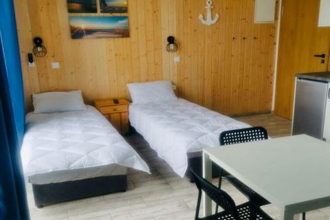 Hier woon je in een comfortabele camper met een geweldig uitzicht op de backwaters! Deze “Beachy”-camper is permanent ingericht voor een ontspannen verblijf: rustig en idyllisch met een betoverend uitzicht op de backwaters. Zelfs op een kleine ruimte...