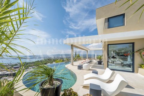 In one of the most exclusive areas of the island, close to Talamanca beach and the Marina Botafoch marina, is this luxurious designer villa with an unrivalled tourist rental licence, with spectacular 180º panoramic views of the sea, the port, the old...