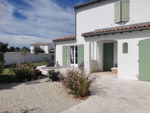 Immobilien Île de Ré - Ars en Ré- Grignon Ein angenehmes Haus in sehr gutem Zustand, hell und in einer ruhigen Gegend in Strandnähe gelegen. Haus aus den 1990er Jahren, das im Erdgeschoss einen Eingang, ein schönes helles Wohnzimmer mit Holzofen, ein...