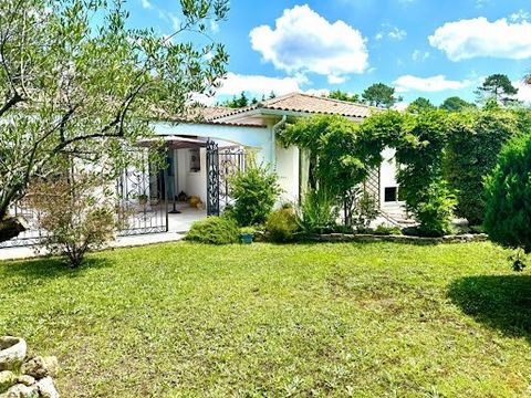 Au coeur du Bassin d'Arcachon, Xavier Belliard vous présente cette magnifique Villa de plein pied, d'une belle architecture sur plus de 1000 m2 de terrain arboré. Ce petit paradis à seulement deux pas du bassin et tout proche de l'océan, vous apporte...