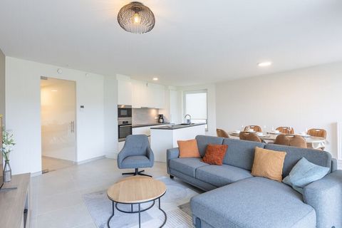 Appartement d'angle situé au rez-de-chaussée et équipé de 3 chambres (2 avec lit double et 1 avec lits superposés)  Il y a également un salon confortable, très lumineux (grandes fenêtres), une cuisine ouverte équipée, une salle de bain avec baignoire...