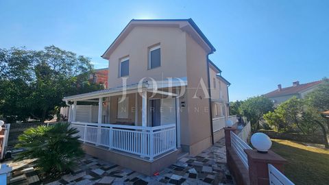 Location: Primorsko-goranska županija, Crikvenica, Jadranovo. The detached house is fully equipped and furnished 200 meters from the beach. It is an excellent house concept with the possibility of dividing into two units with large terraces on the fi...