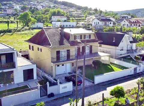 Casa individual al lado del centro de Póvoa de Lanhoso Consta de planta baja, 1ª planta y buhardilla, situada en una parcela con una superficie de 500 metros. La planta baja consta de una cocina totalmente reformada en 2019, equipada con cocina de ga...