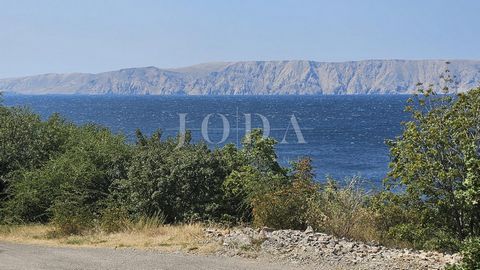 Location: Primorsko-goranska županija, Novi Vinodolski, Smokvica Krmpotska. Terreno edificabile con asfalto e tutte le infrastrutture in vendita a soli 30 metri dal mare. Anche se l'area è più piccola, offre un ottimo utilizzo fino a 3 unità residenz...