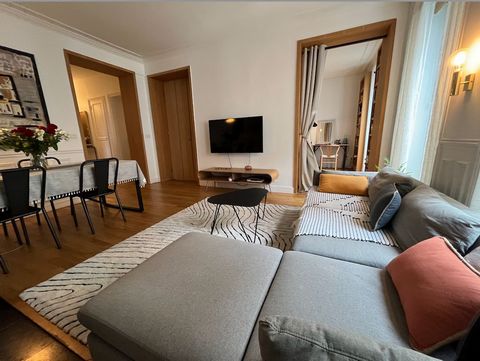 Cet élégant appartement parisien de 68m2 pour 4 personnes , rue Amelot, est à quelques pas du Marais et de Bastille, dans un quartier très central et animé. Sécurisé par un code et un interphone, l'immeuble offre un environnement paisible malgré sa p...