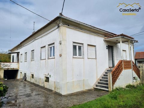 Herenhuis gelegen in een rustig dorp op ongeveer 10 minuten van het dorp Sertã.Het huis bestaat uit tien kamers verdeeld over twee verdiepingen. Op de begane grond vinden we twee winkels en een grote garage van uitstekende grootte. Als we naar de eer...