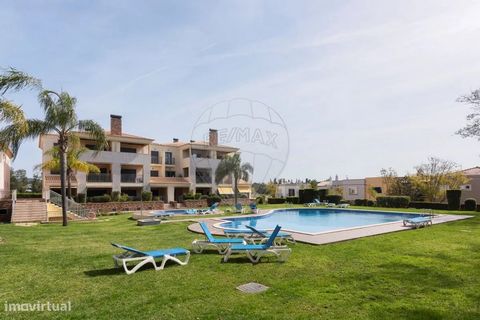 Ground floor with large terrace and direct access to the pool Spacious 2 bedroom apartment located next to several golf courses and a 5-minute drive from Vilamoura Marina and the beach. Inserted in a private complex with swimming pool and communal ga...