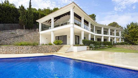 Completely renovated luxury villa in a quiet location above an idyllic bay and close to the sandy beach of Cala Fornells in 2nd sea line. & nbsp;The villa with an impressive driveway extends over two floors and offers on the ground floor a spacious l...