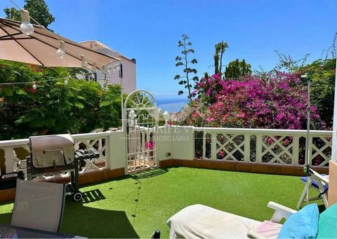 Entdecken Sie diese charmante Villa mit zwei Etagen im exklusiven Wohnkomplex Ocean View in San Eugenio Alto, wo atemberaubende Meerblicke im Mittelpunkt stehen. Mit einer Gesamtfläche von ca. 145 m² bietet diese Villa 85 m² Innenfläche und 60 m² Auß...