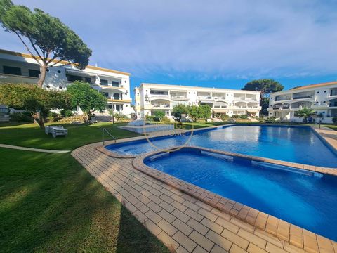 Appartement de 2 chambres à Vilamoura, Quarteira – Pinhal do Golfe Gated Community Ce charmant appartement de 2 chambres est situé dans la prestigieuse communauté fermée Pinhal do Golfe à Vilamoura, Quarteira. Avec un emplacement privilégié, la propr...