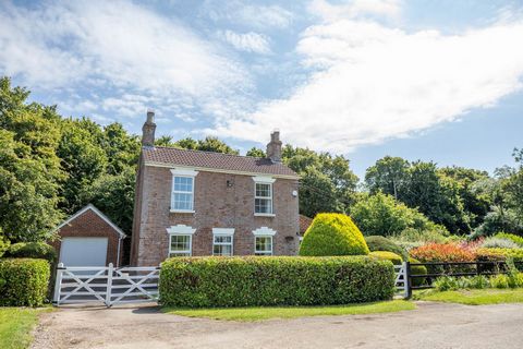 Fine & Country Stroud are delighted to bring Oakdene to the open market for the very first time. The property is a traditional, double fronted red brick country residence, set in roughly a quarter of an acre of gated established grounds. Tucked away ...